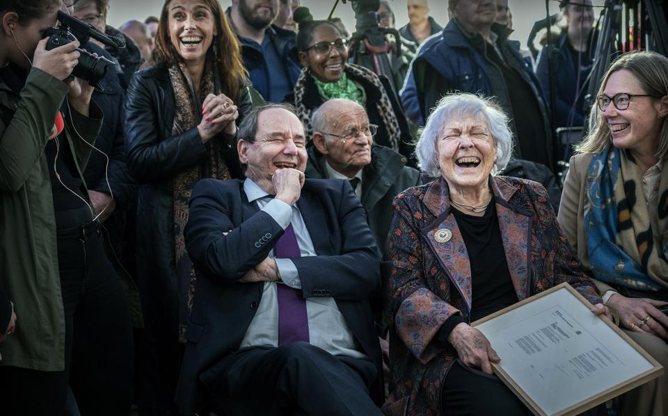 Lachende gezichten in Kolham nadat staatssecretaris Vijlbrief de wet ondertekende waarmee een einde komt aan de gaswinning in Groningen. 