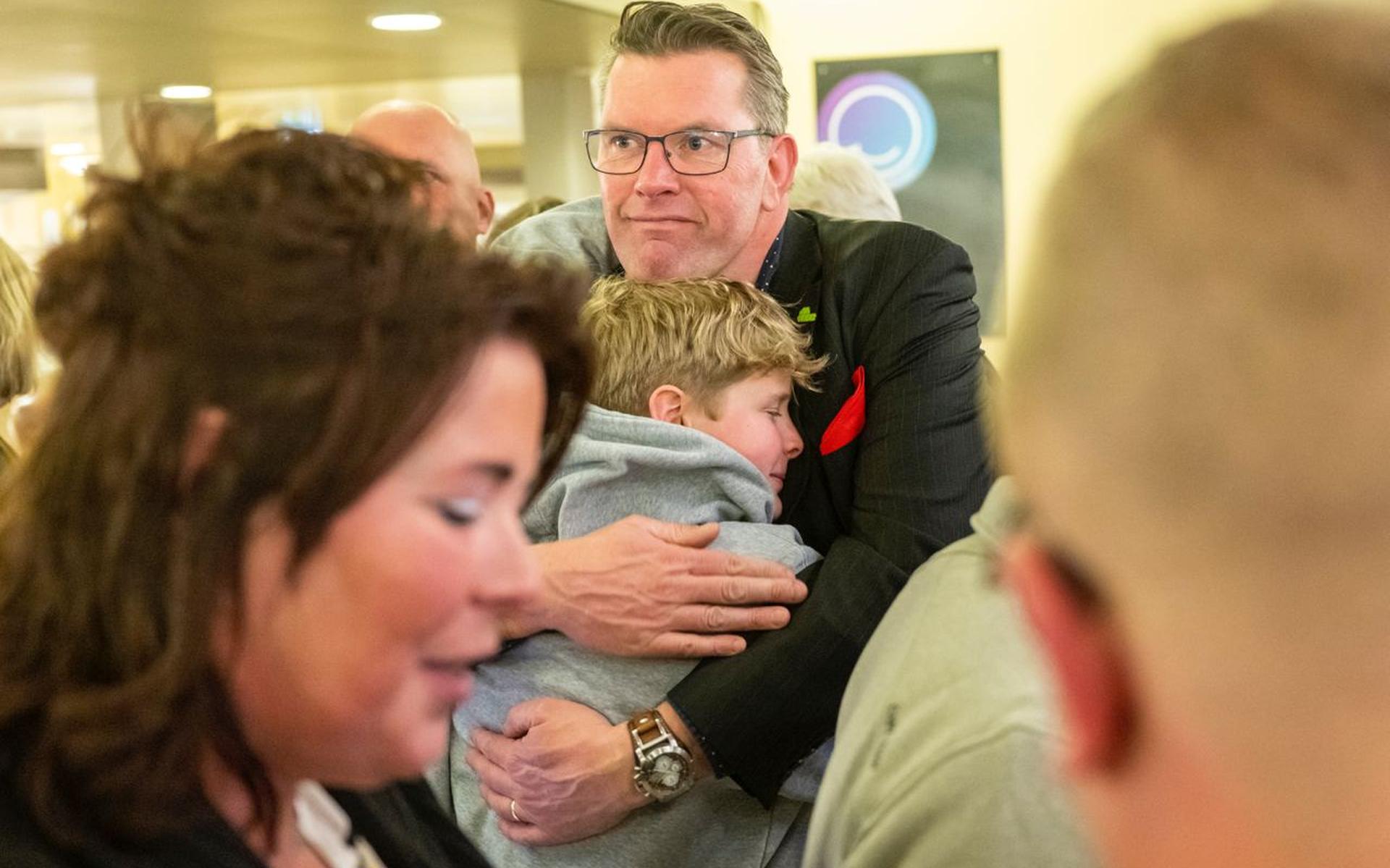 Lijsttrekker Gert Jan Schuinder (BBB) woonde met zijn echtgenote en kinderen de verkiezingsavond bij. De emoties werden de jongste even te veel.