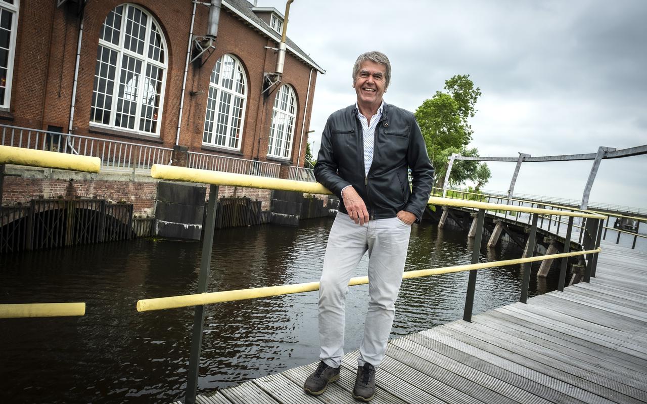 Dijkgraaf Bert Middel bij het gemaal Waterwolf in Electra, een van de historische decorstukken van waterschap Noordelzijlvest. De 70-jarige Middel neemt op 30 juni afscheid.