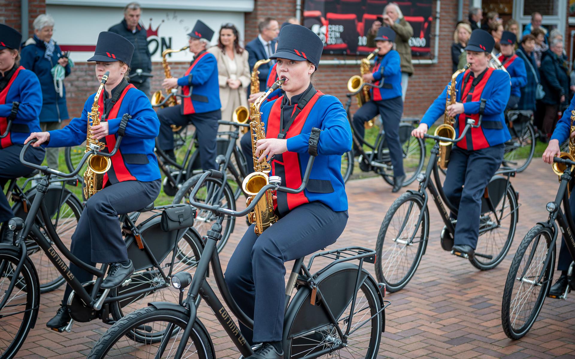 De leden van Bicycle Showband Crescendo op hun nieuwe fietsen.