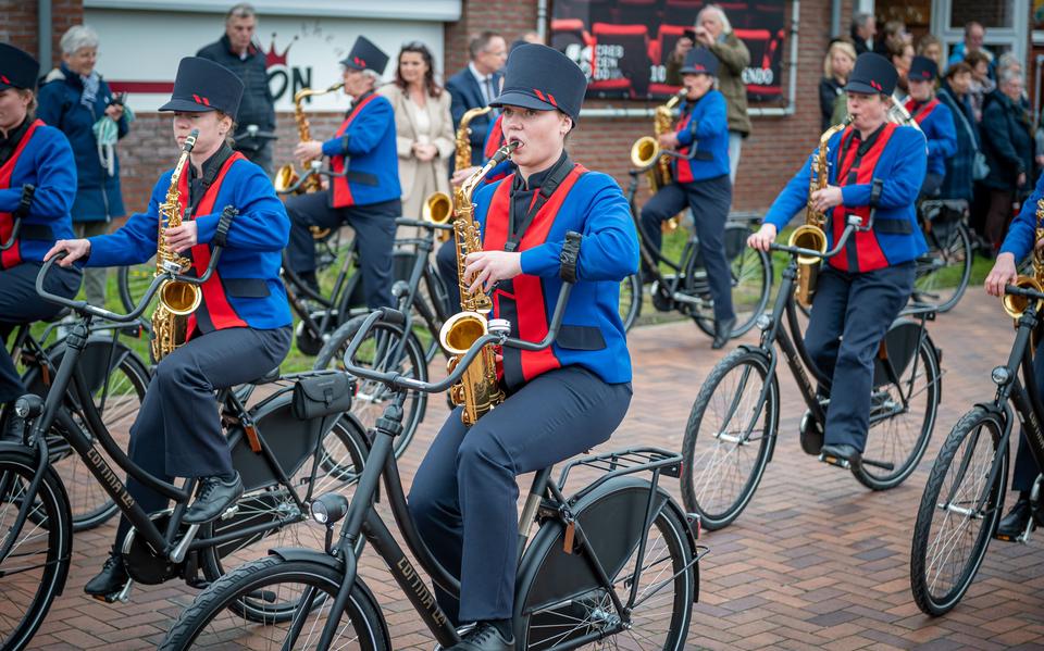 De leden van Bicycle Showband Crescendo op hun nieuwe fietsen.