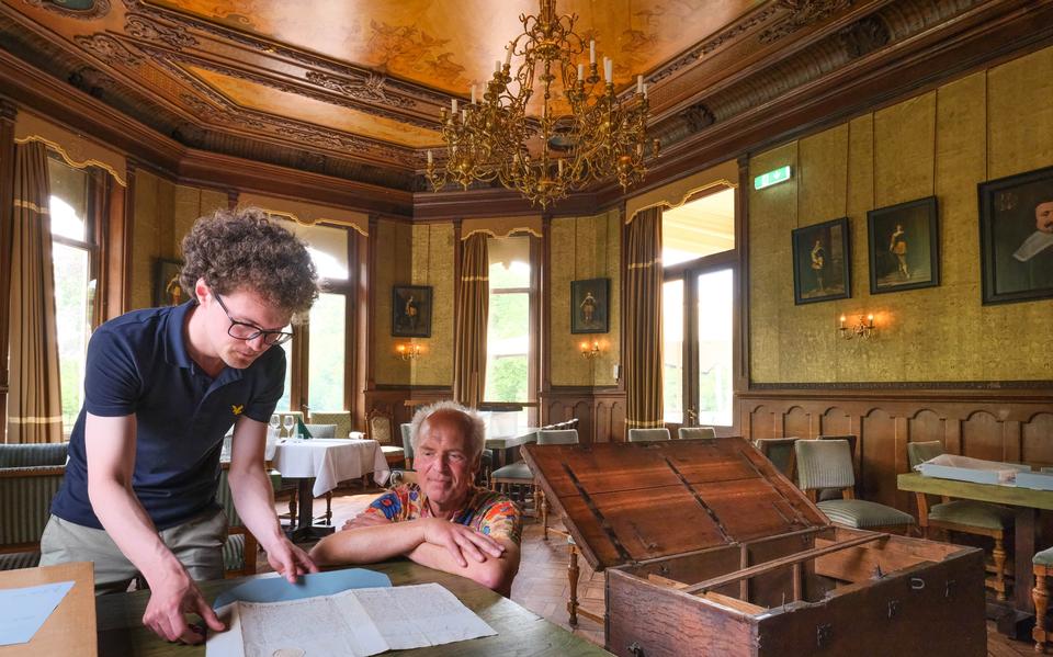 Bas van der Heide en Geert Pruiksma (r) met de handtekening van Willem van Oranje.