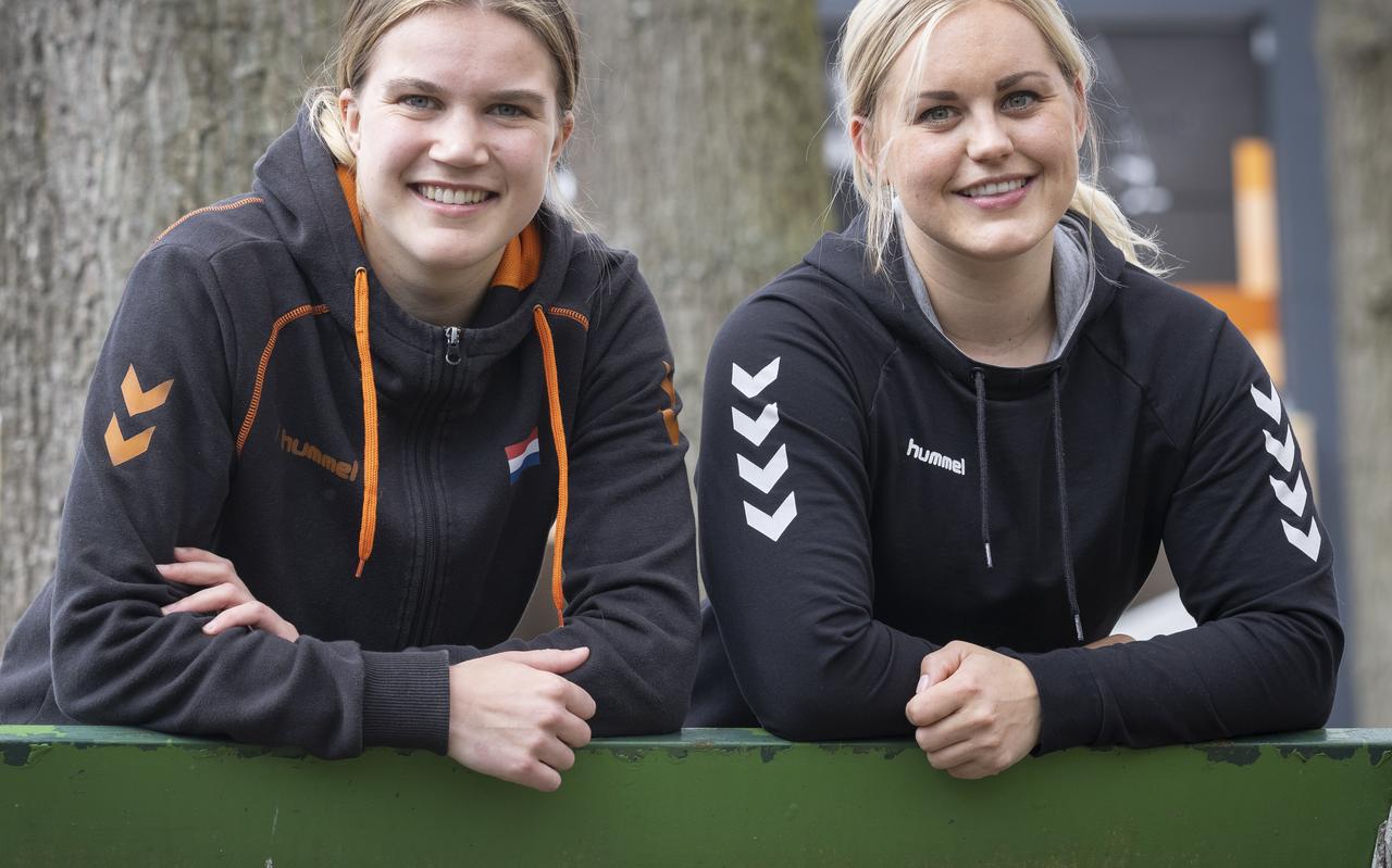 De handballende vriendinnen Merel Freriks (links) en Anouk Nieuwenweg.
De handballende vriendinnen Merel Freriks (links) en Anouk Nieuwenweg.