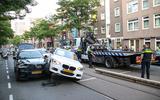 Een auto in Rotterdam is op een andere auto geklapt, omdat de bestuurder onder invloed van lachgas zou zijn. De automobilist is aangehouden voor rijden onder invloed en gevaarlijk rijgedrag.