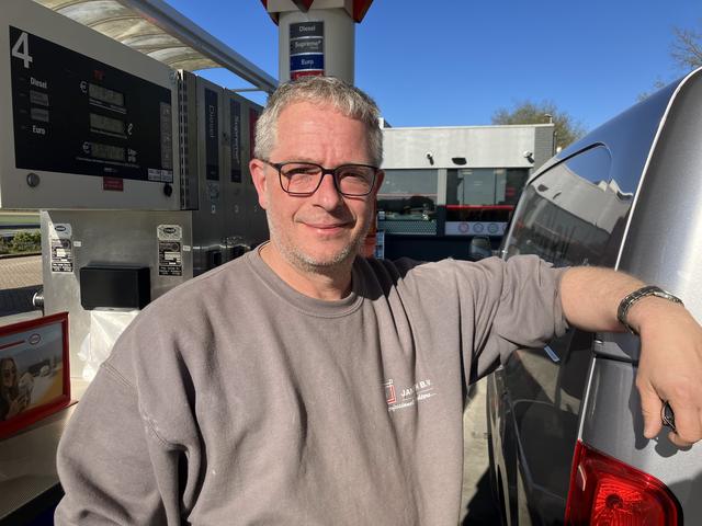 Mark (50) uit Borger tankt bij het duurste tankstation van Drenthe. ‘De baas betaalt’