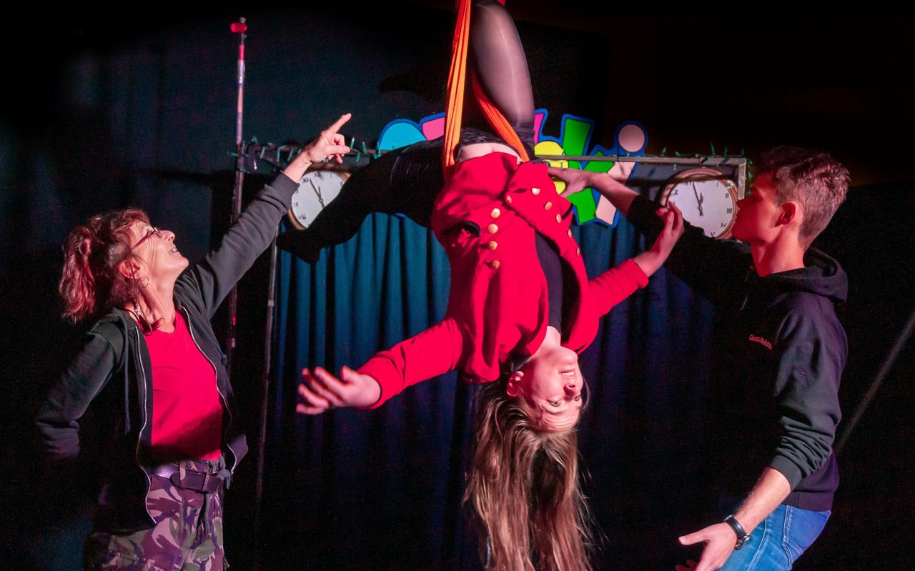 Kindercircus Okidoki met oprichter Marie Tiggelman (links), docent Yentl Hijmans en voorzitter Bernd-Jan Hilhorst (rechts) wil een circus zijn waar ‘ieder kind moet kunnen stralen’. Kindercircus Okidoki met oprichter Marie Tiggelman (links), docent Yentl Hijmans en voorzitter Bernd-Jan Hilhorst (rechts) wil een circus zijn waar ‘ieder kind moet kunnen stralen’.