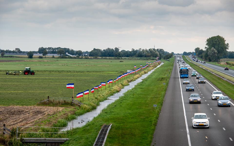Omgekeerde vlaggen in een weiland langs de A7 ter hoogte van het oorlogsmonument Trimunt bij Marum. 