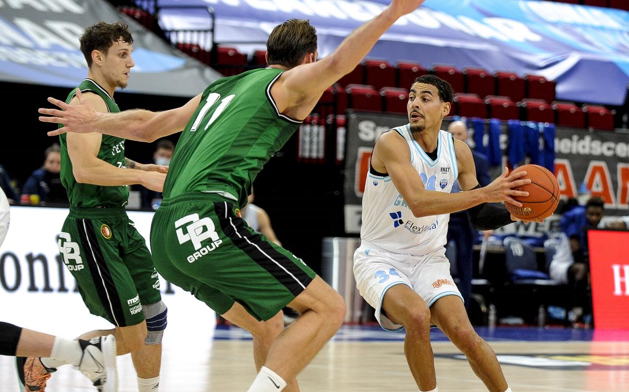 Een raak schot van Donar-speler Addison in de buzzer werd afgekeurd. Een raak schot van Donar-speler Addison in de buzzer werd afgekeurd.