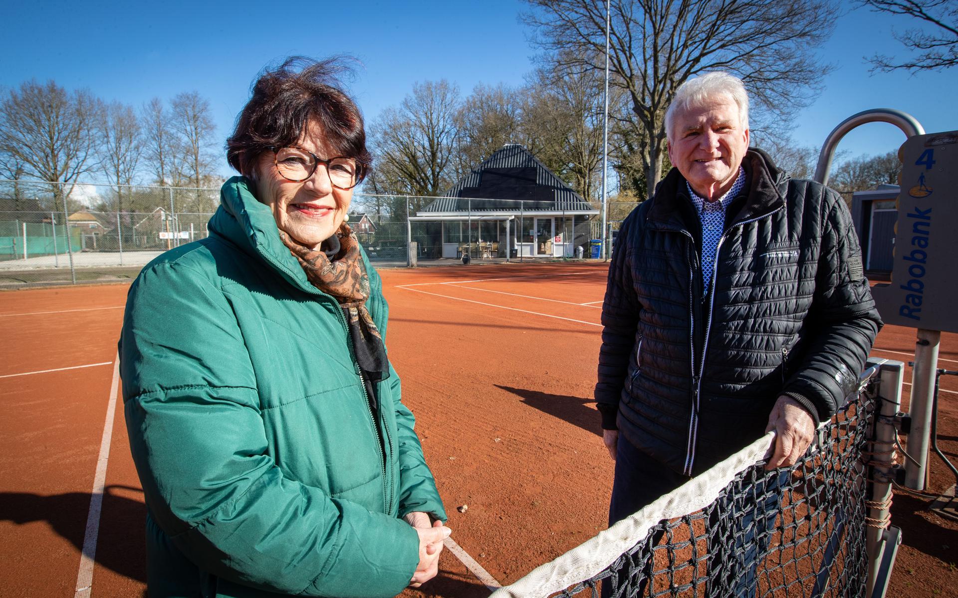 Jan en Gina Stel van tennisvereniging TULP zien energiehulp vanuit de gemeente wel zitten. Gina is voorzitter en Jan terreinbeheerder. 