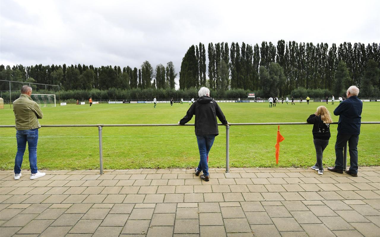 Toeschouwers bij een amateurvoetbalwedstrijd. Beeld ter illustratie. Toeschouwers bij een amateurvoetbalwedstrijd. Beeld ter illustratie.