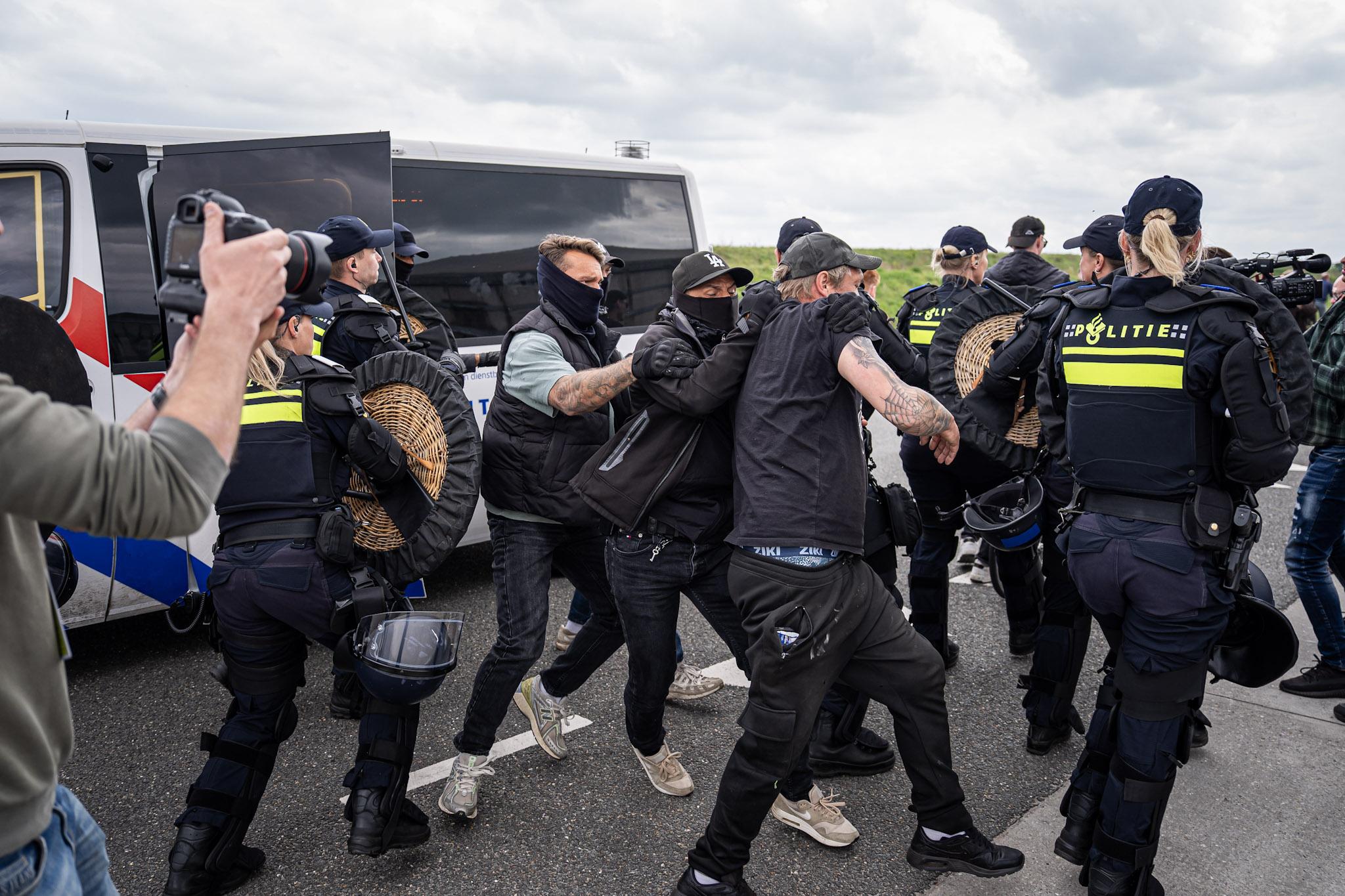 Anti-asieldemonstranten zoeken weg naar aanmeldcentrum Ter Apel; ME blokkeert hen