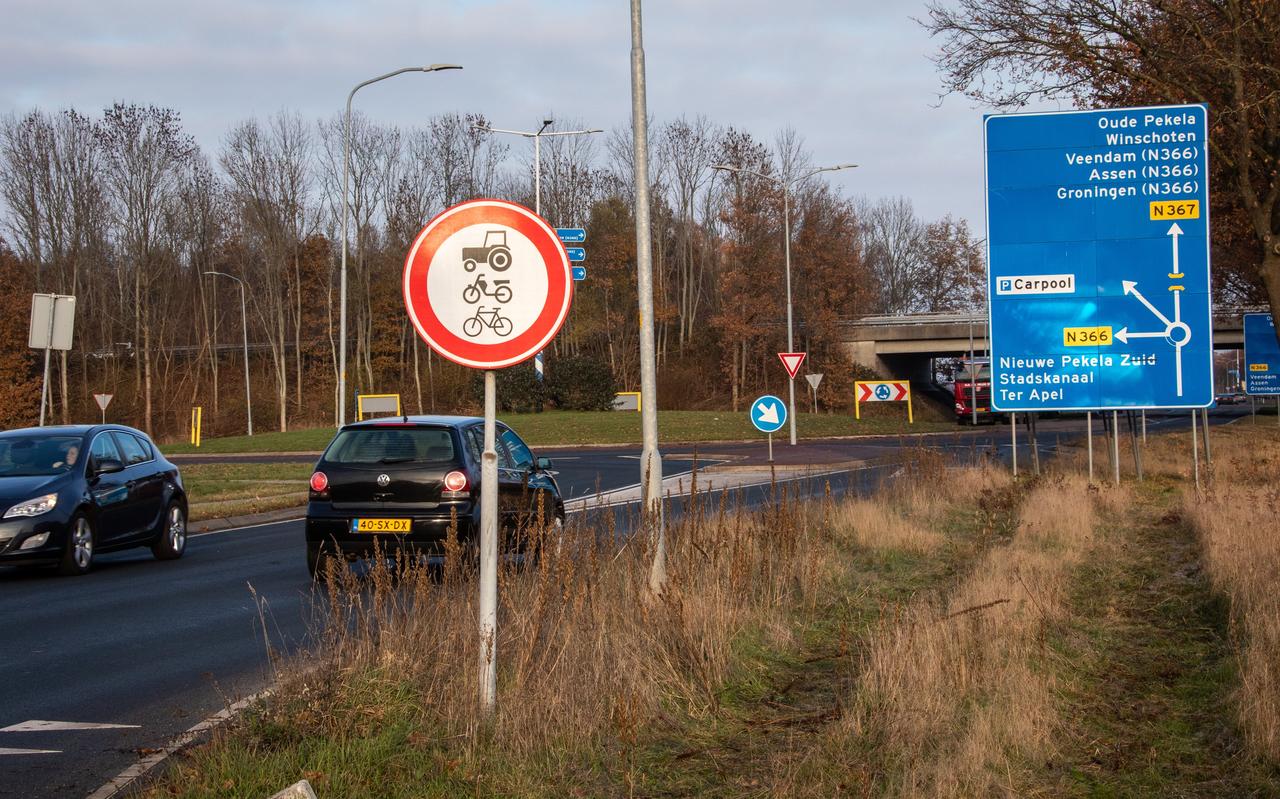 Verkeersbord naast de N367 in Nieuwe Pekela verbiedt landbouwverkeer om op die weg te rijden. Verkeersbord naast de N367 in Nieuwe Pekela verbiedt landbouwverkeer om op die weg te rijden.