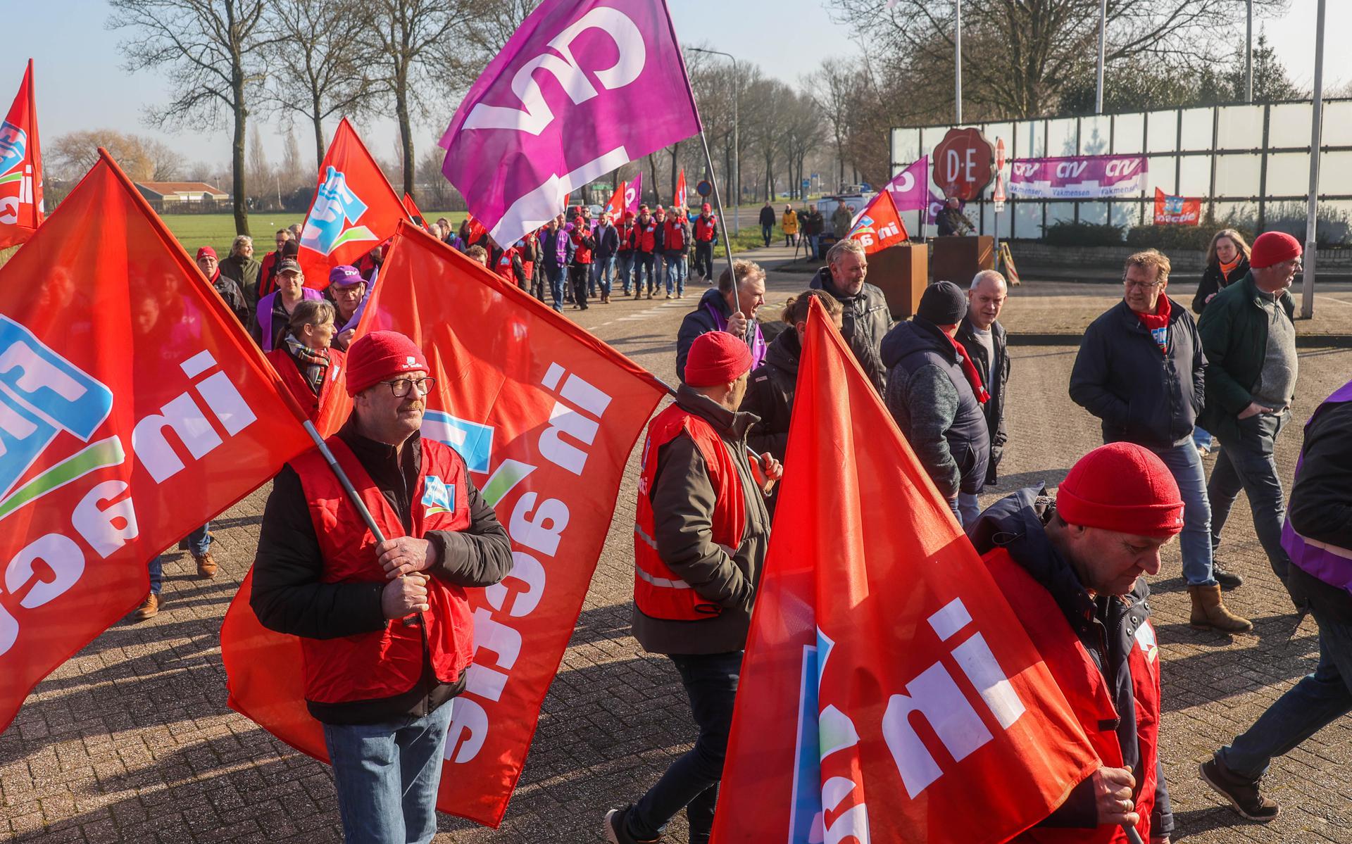 Stakingsdreiging bij Visko Teepak in Farmsum. Eindbod directie als ...