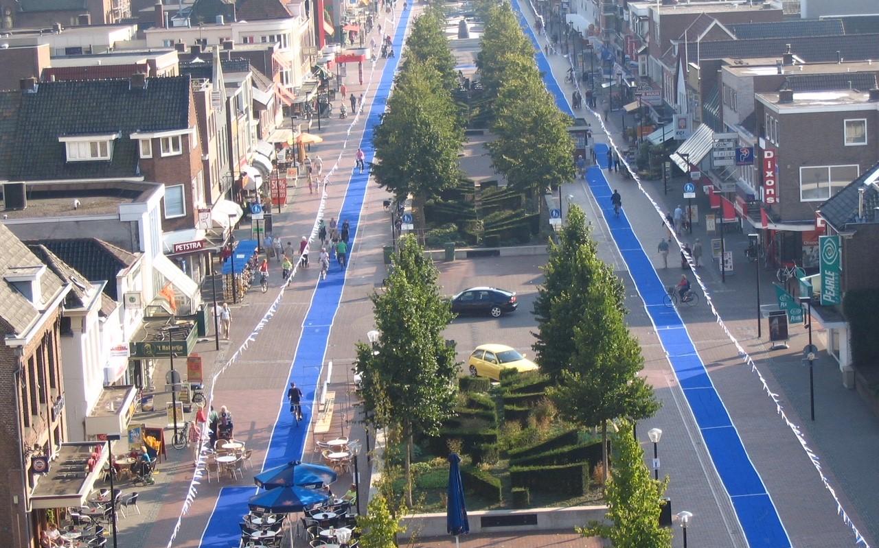 Beeld van de blauwe fietsstroken van tapijt in de Hoofdstraat. Beeld van de blauwe fietsstroken van tapijt in de Hoofdstraat.