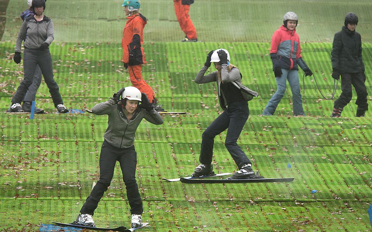 Het aantal skilessen op de borstelbaan in Wezuperbrug is teruglopen door de coronacrisis.