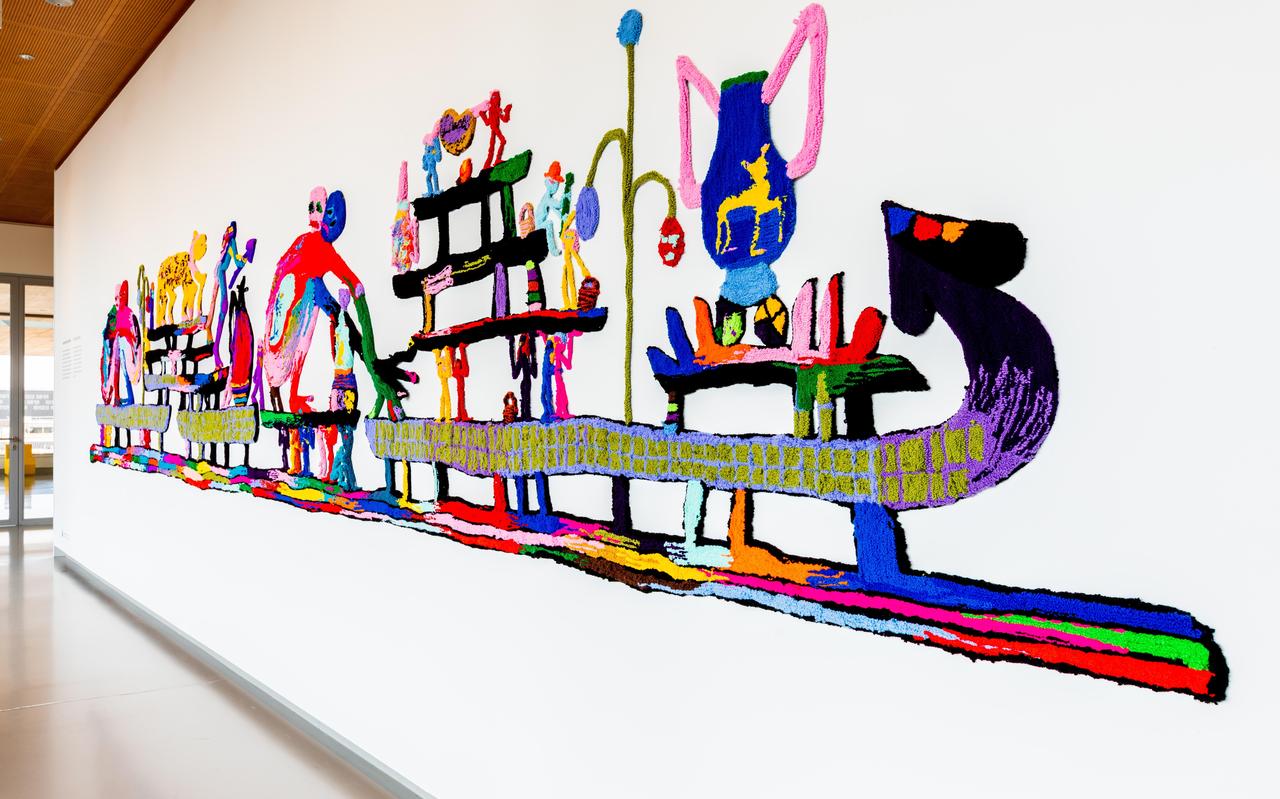 Een boot waarop alle figuren uit de expositie hun plek gevonden lijken te hebben. Een boot waarop alle figuren uit de expositie hun plek gevonden lijken te hebben.