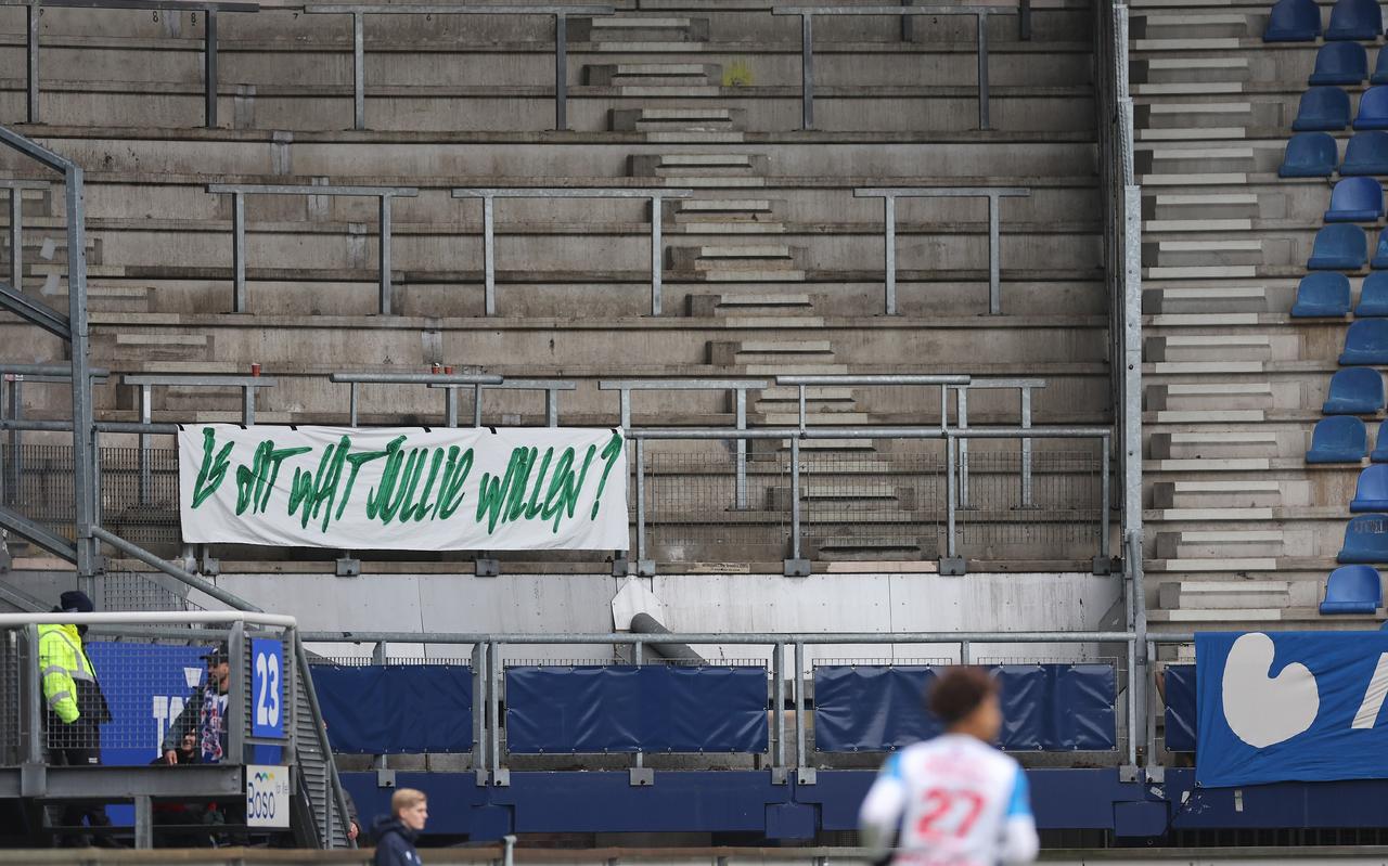 Een leeg uitvak, met protestspandoek, in het Abe Lenstrastadion tijdens de derby SC Heerenveen-FC Groningen zondagmiddag. Een leeg uitvak, met protestspandoek, in het Abe Lenstrastadion tijdens de derby SC Heerenveen-FC Groningen zondagmiddag.