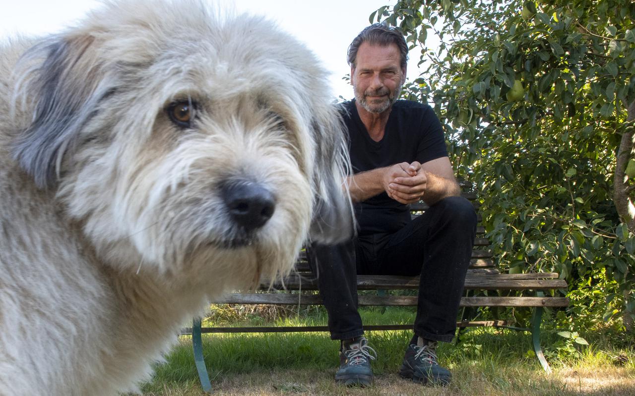 Huib Rutten met zijn Roemeense adoptiehond Mina. 