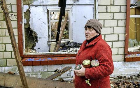 Een Oekraiense vrouw afgelopen weekend in de op de Russen terug genomen regio Cherson in het zuiden van het land.