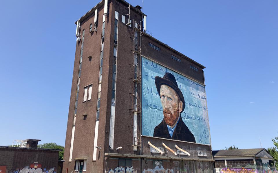 Een muurschildering met het portret van Vincent van Gogh op een voormalige silo dienst als decor voor Muzikale brief aan Van Gogh.
