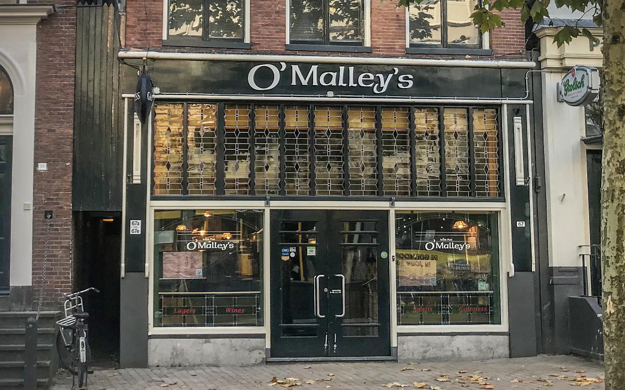 In de Oosterstraat in Groningen zit O’Malley's, in normale tijden een bruisende kroeg, nu een afhaalrestaurant.