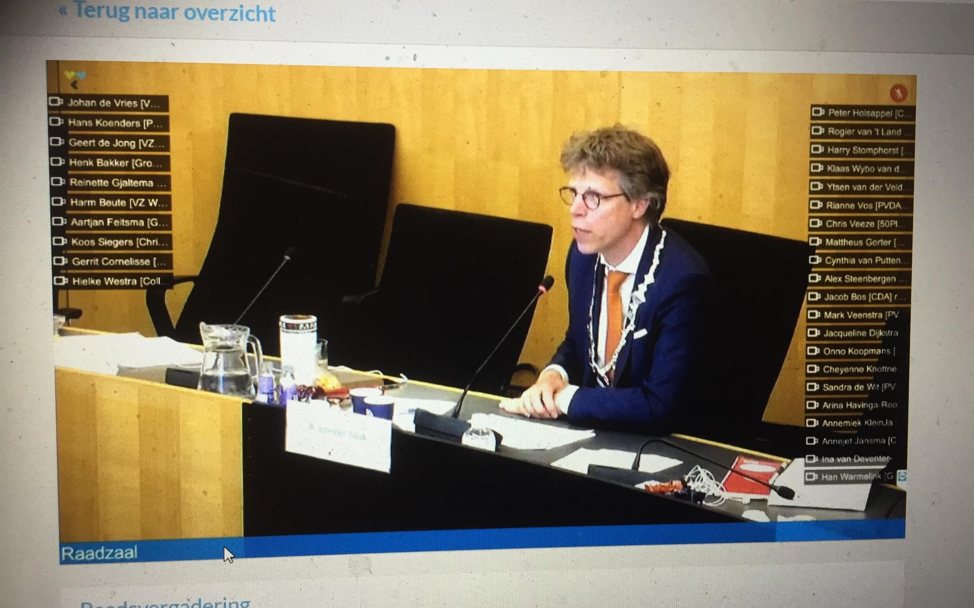 Burgemeester Ard van der Tuuk tijdens de digitale raadsvergadering van Westerkwartier.