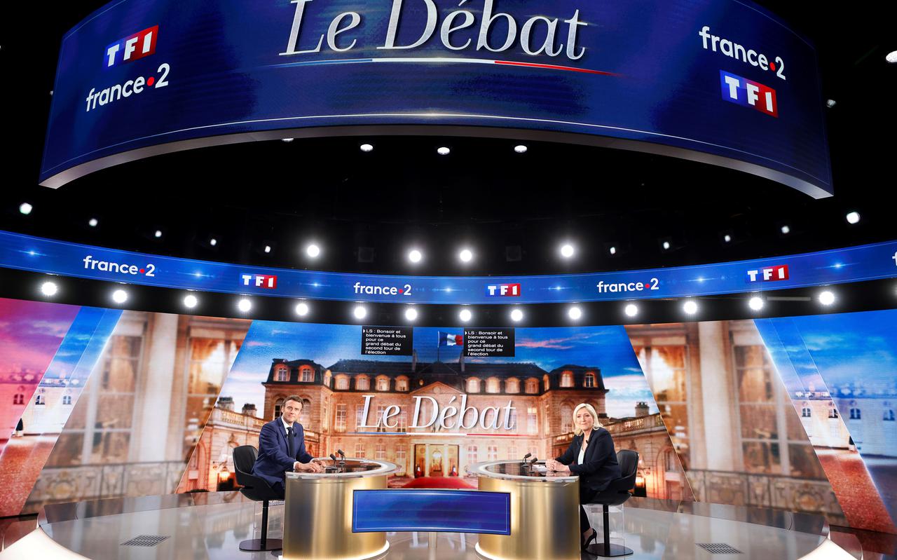 Emmanuel Macron (links) en Marine Le Pen zitten klaar voor het debat van afgelopen woensdag.
