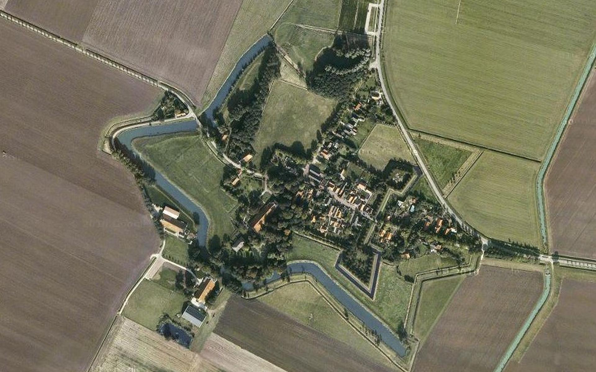 Worden er bij de vesting Oudeschans 2 boerenschuren gebouwd? Over 2 weken neemt de raad een besluit