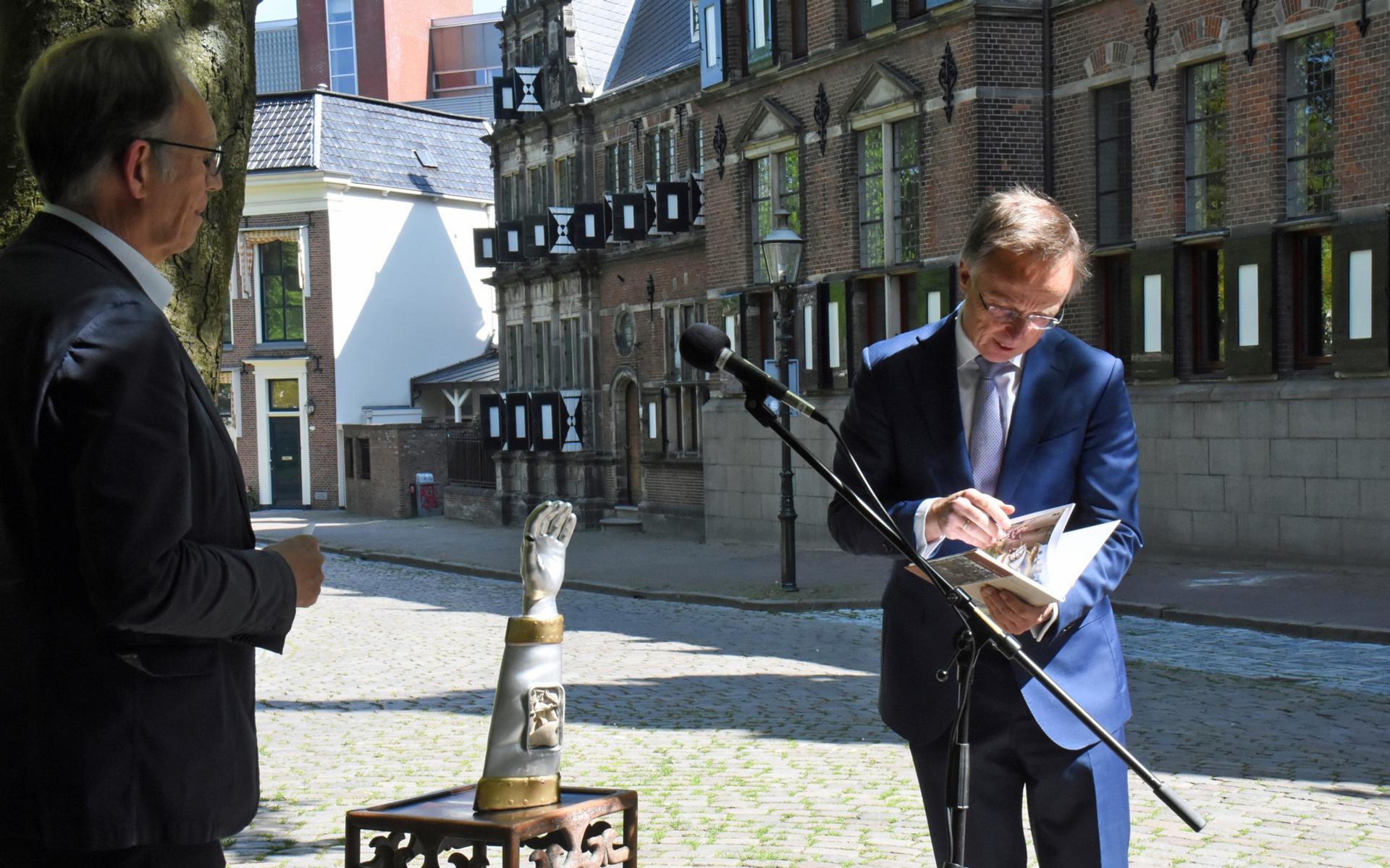 René Paas bladert onder toeziend oog van auteur Bart Flikkema door ‘De Arm van Johannes de Doper. Een kostbaar middeleeuws reliek in de Groninger Martinikerk’.
