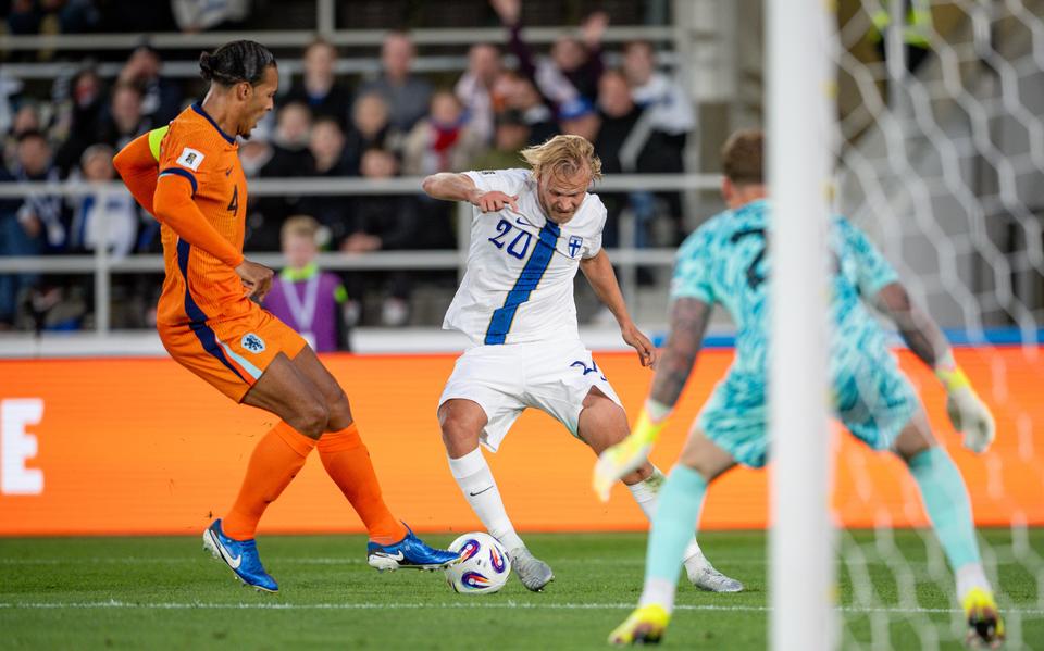 Virgil van Dijk (links) in actie tijdens de WK-kwalificatiewedstrijd tegen Finland.