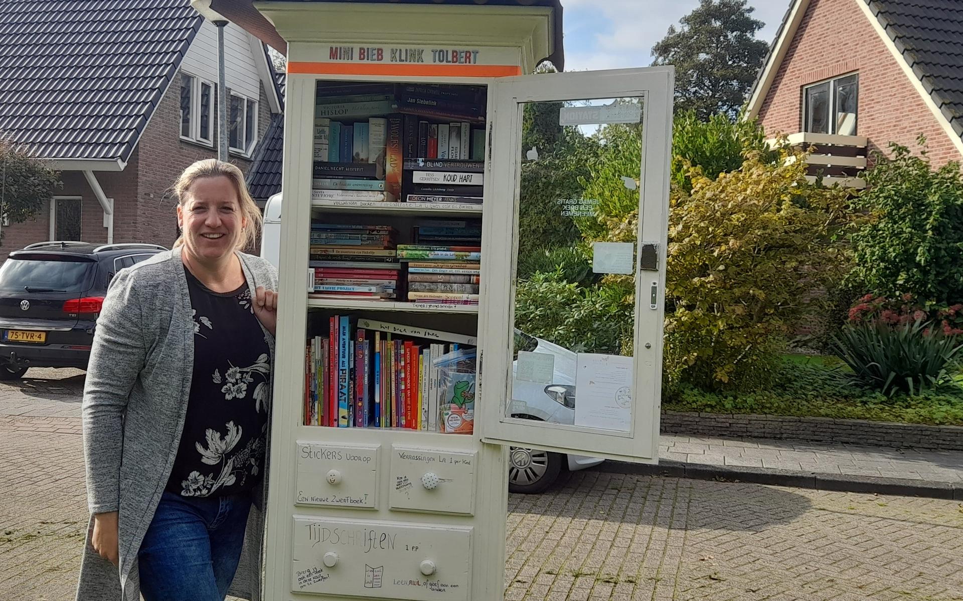 Sytske Feijen bij het kinderzwerfboekenstation.