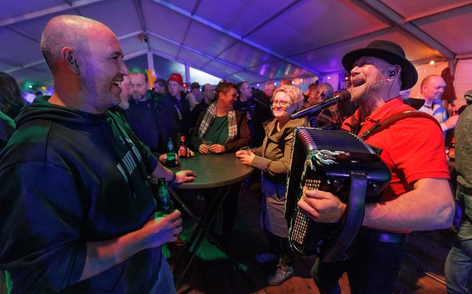 Uur Oud En Nieuw In Drenthe Winterdippen Carbidschieten Op Wolven Vat Leegdrinken In De