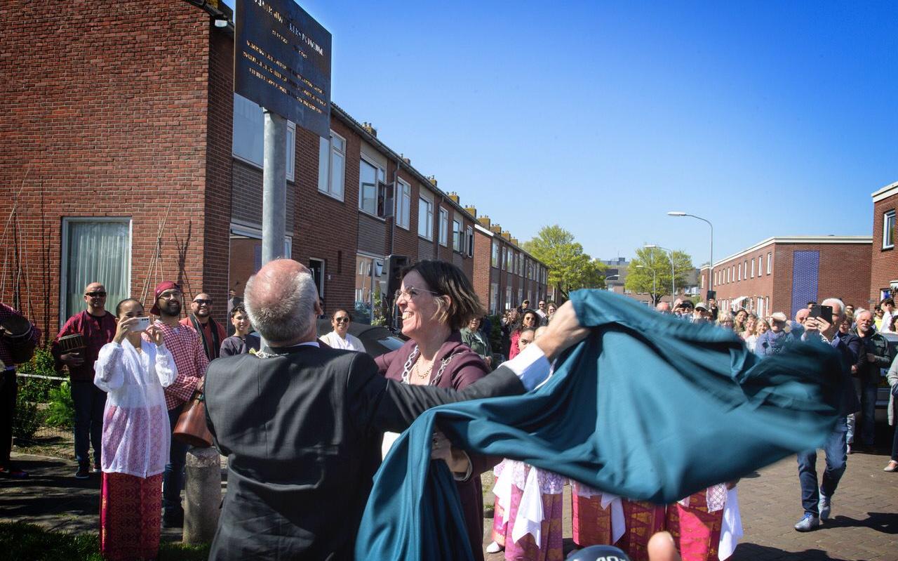 Gedenkplaat en erkenning voor leed Molukse gemeenschap in Foxhol. Graven van KNIL-militairen krijgen