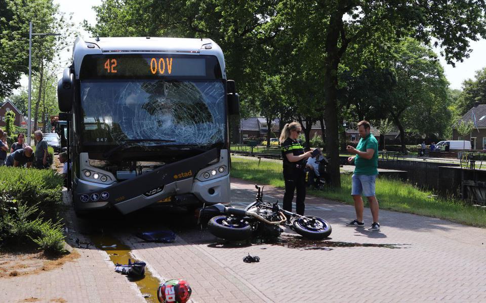 Motorrijder raakt gewond na botsing met bus van Qbuzz op Barnflair Oost in Ter Apel.