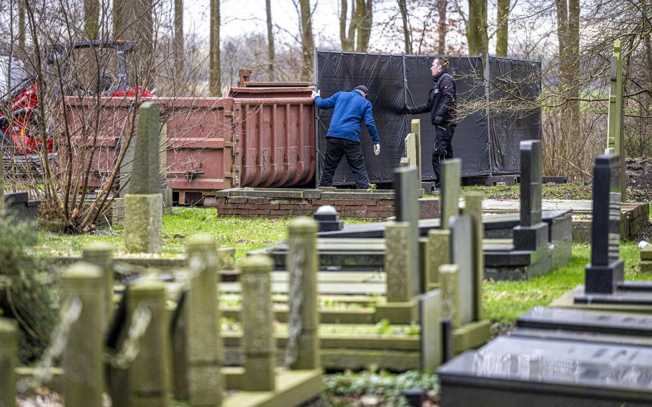 Op de begraafplaats Valthermond-Oost is begonnen met het ruimen van graven. Medewerkers van Kreuzen Begraafplaatsbeheer schermen de containers met hekken af. 