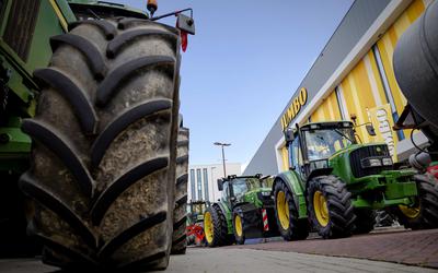 Boeren blokkeren de toegangswegen naar een distributiecentrum van Jumbo in Nieuwegein. De protestacties van de boeren zijn gericht tegen de stikstofplannen van het kabinet.