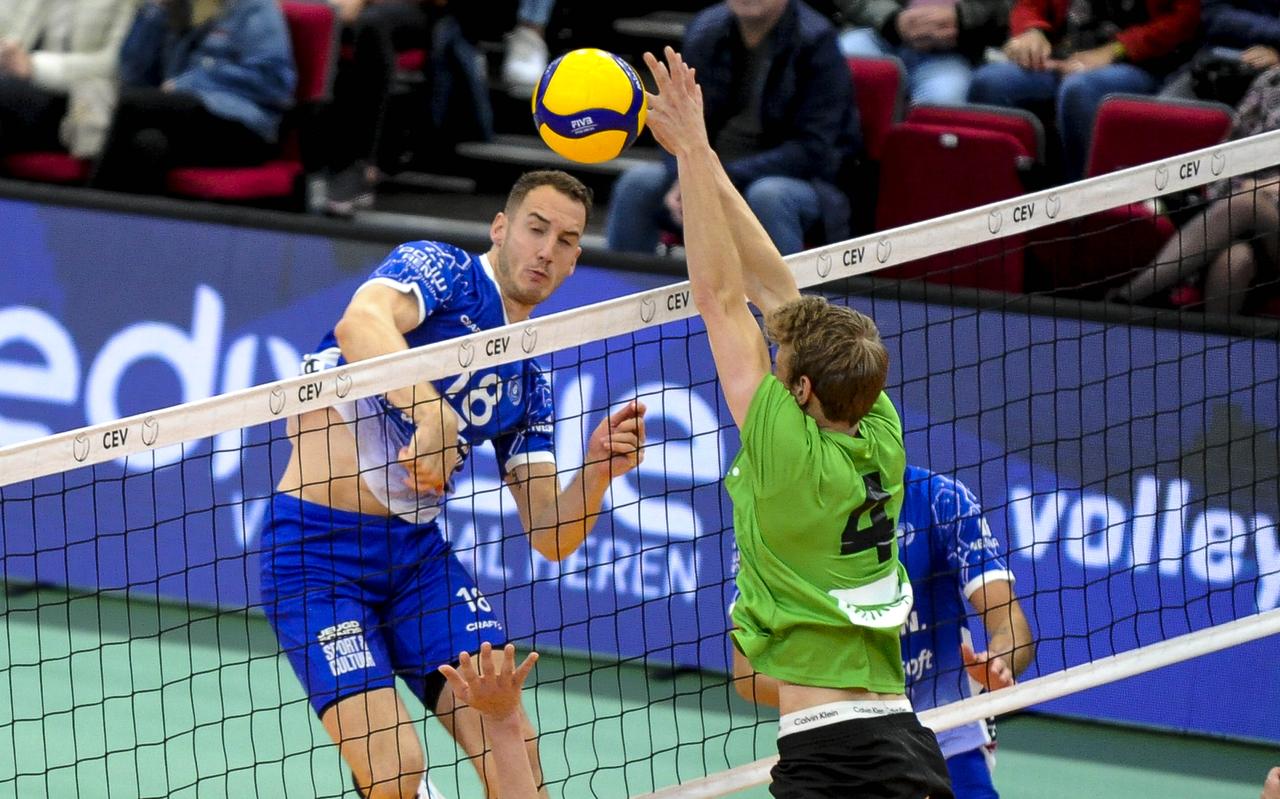 Aanvoerder Dennis Borst slaat voor Lycurgus de bal langs het blok tijdens de eerste competitiewedstrijd tegen SSS. Aanvoerder Dennis Borst slaat voor Lycurgus de bal langs het blok tijdens de eerste competitiewedstrijd tegen SSS.