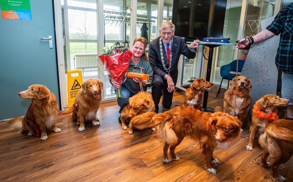 Esther wordt gefeliciteerd door de honden, burgemeester Klaassen deelt in de vreugde