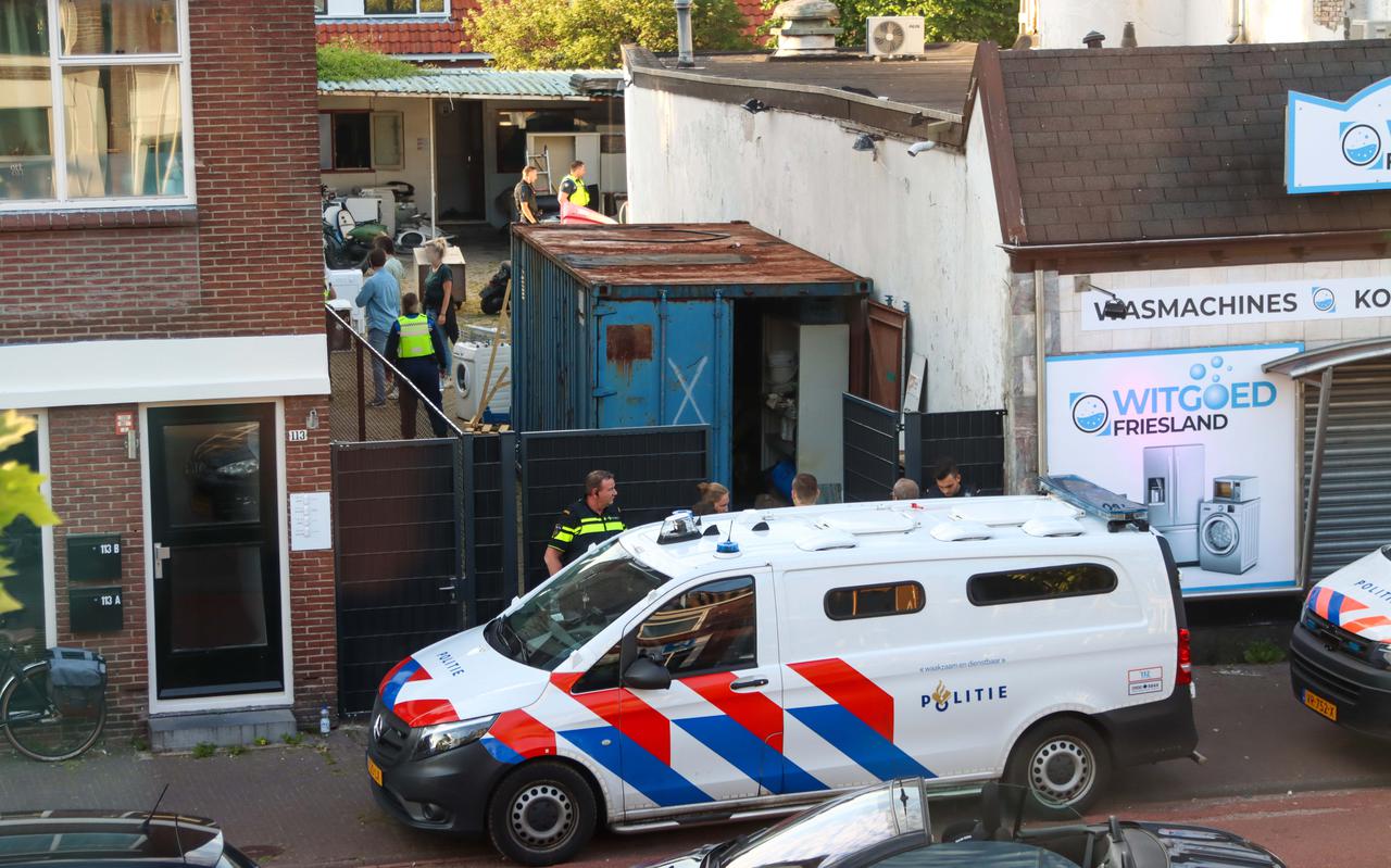 Een groep van zo'n 80 mensen van de politie handhaving, douane, NVWA en de arbeidsinspectie voerde eerder dit jaar een grote controle uit bij bedrijven in Leeuwarden . De controle was onder meer gericht op ondermijning en witwassen.
