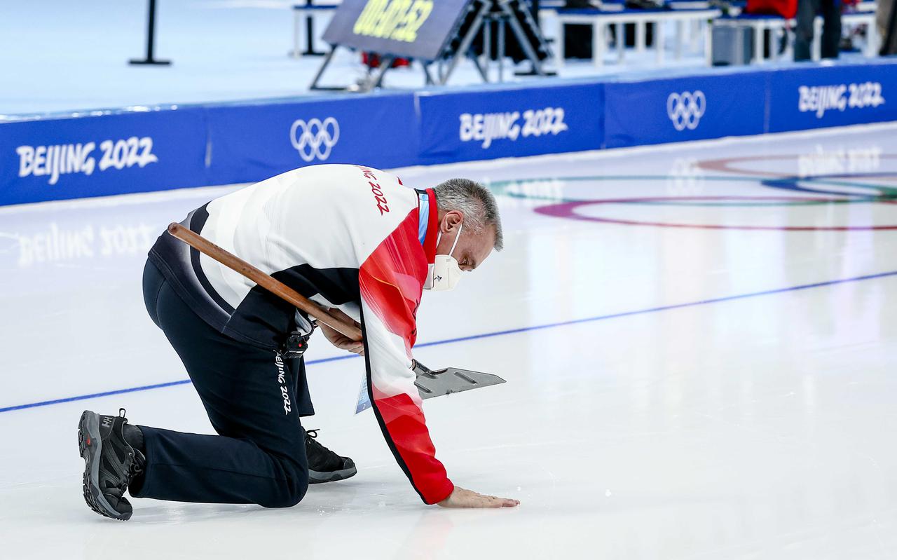 De Canadese ijsmeester Mark Messer, verantwoordelijk voor het ijs in de National Speed Skating Oval, controleert het ijs tijdens de Winterspelen in Peking.