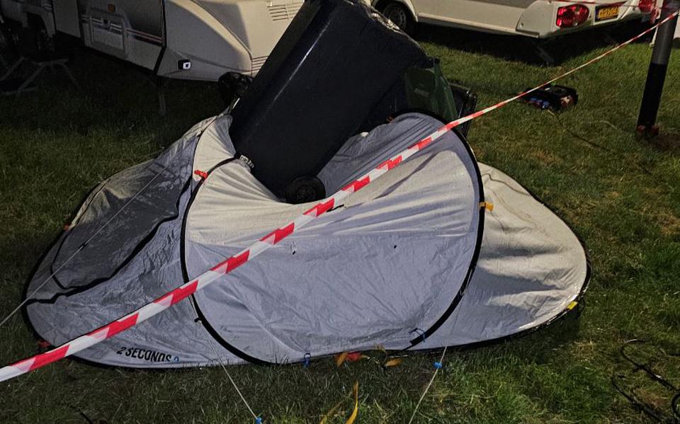 De tent van het meisje uit Zuidwolde. Een groepje jongeren schopte tegen de tent en gooide er twee containers op.