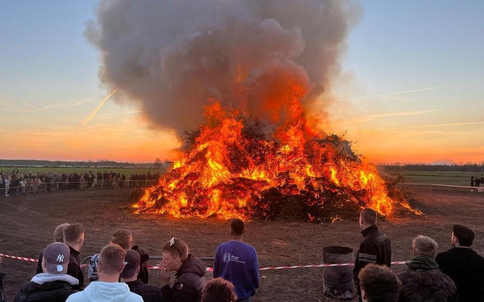 Het paasvuur aan de Ruinerwoldseweg in Uffelte. 