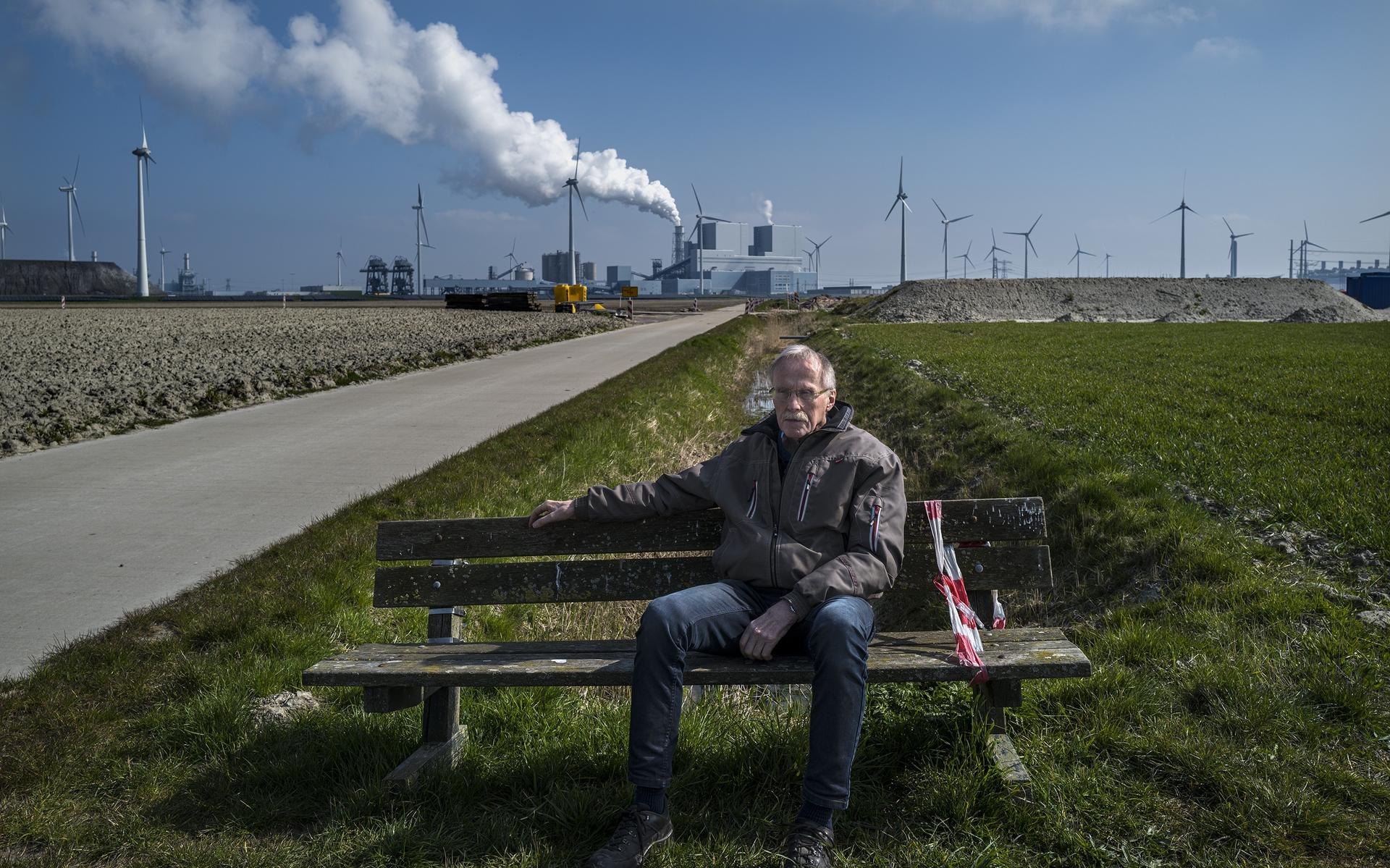 Akkerbouwer Jan Berends laat, samen met enkele collega's, windturbines op hun grond neerzetten. In de Oostpolder zijn twee bankjes op geplaatst op strategische plekken: je hoort er hoeveel geluid de windturbines veroorzaken. Akkerbouwer Jan Berends laat, samen met enkele collega's, windturbines op hun grond neerzetten. In de Oostpolder zijn twee bankjes op geplaatst op strategische plekken: je hoort er hoeveel geluid de windturbines veroorzaken.