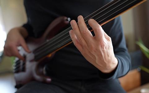 Plots klinkt er muziek in de woongroep in Hoogezand. Robert doet mee. 'Vroeger was ik drummer, tot alles misliep'