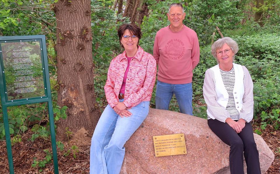 Alice, Harry en Dieneke Haan (van links naar rechts) bij het monument in ’t Haddersbosje in Benneveld, dat afgelopen zondag werd onthuld.