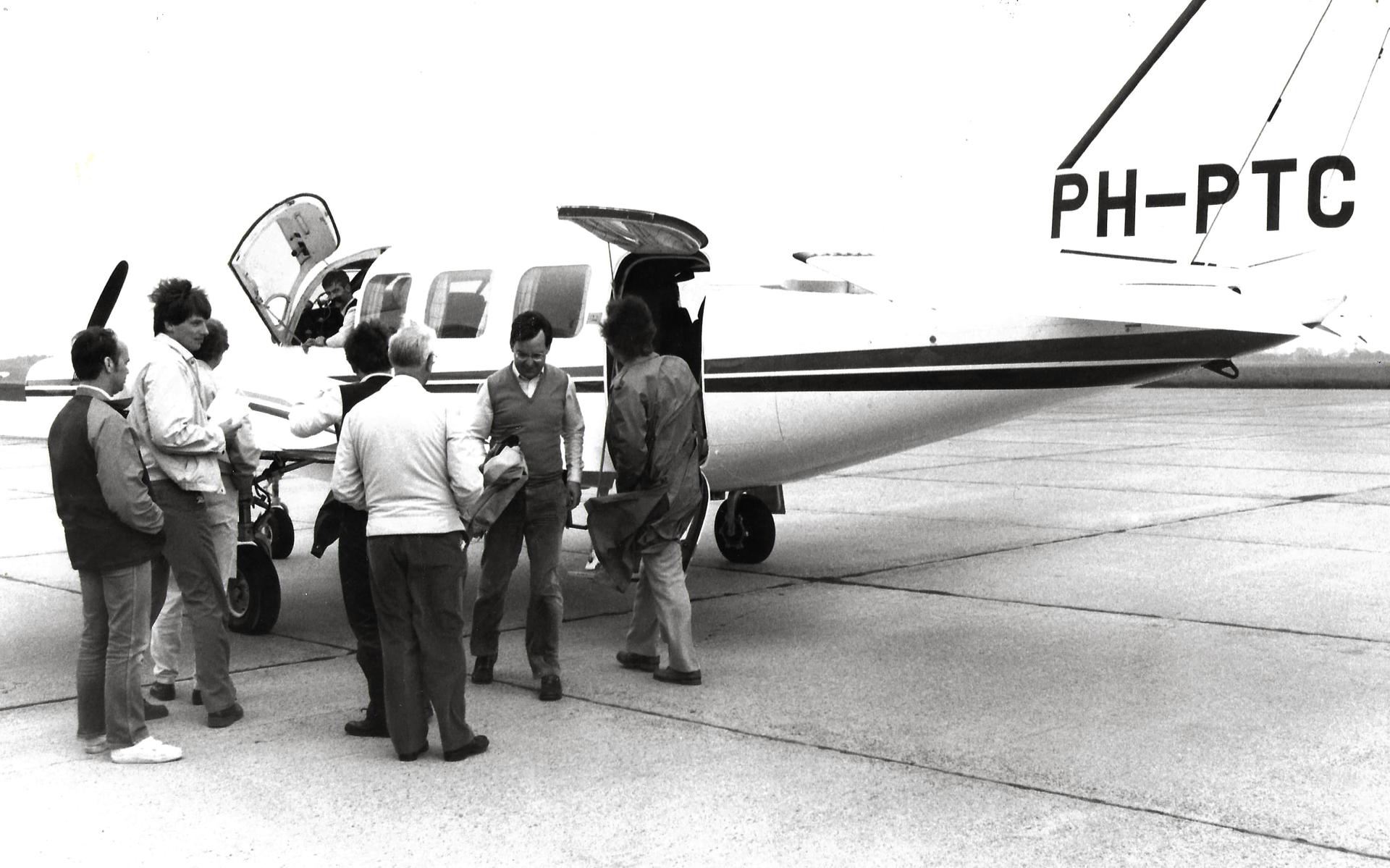 7 juni 1984. PTT'ers gaan aan boord van het nieuwe toestel van Quick Airways: de PH-PTC.  