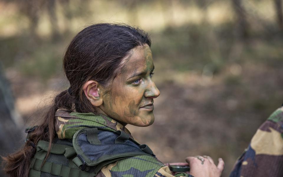 Merel (18) uit Lemelerveld met camouflageschmink tijdens een schietoefening.  