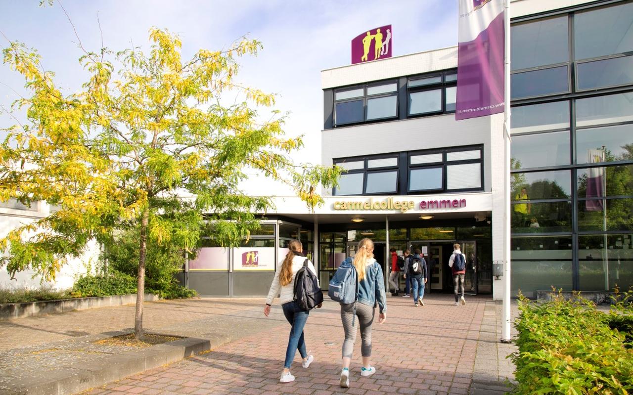 Het Carmelcollege is gevestigd aan de Wendeling in de Emmer wijk Angelslo. Het Carmelcollege is gevestigd aan de Wendeling in de Emmer wijk Angelslo.