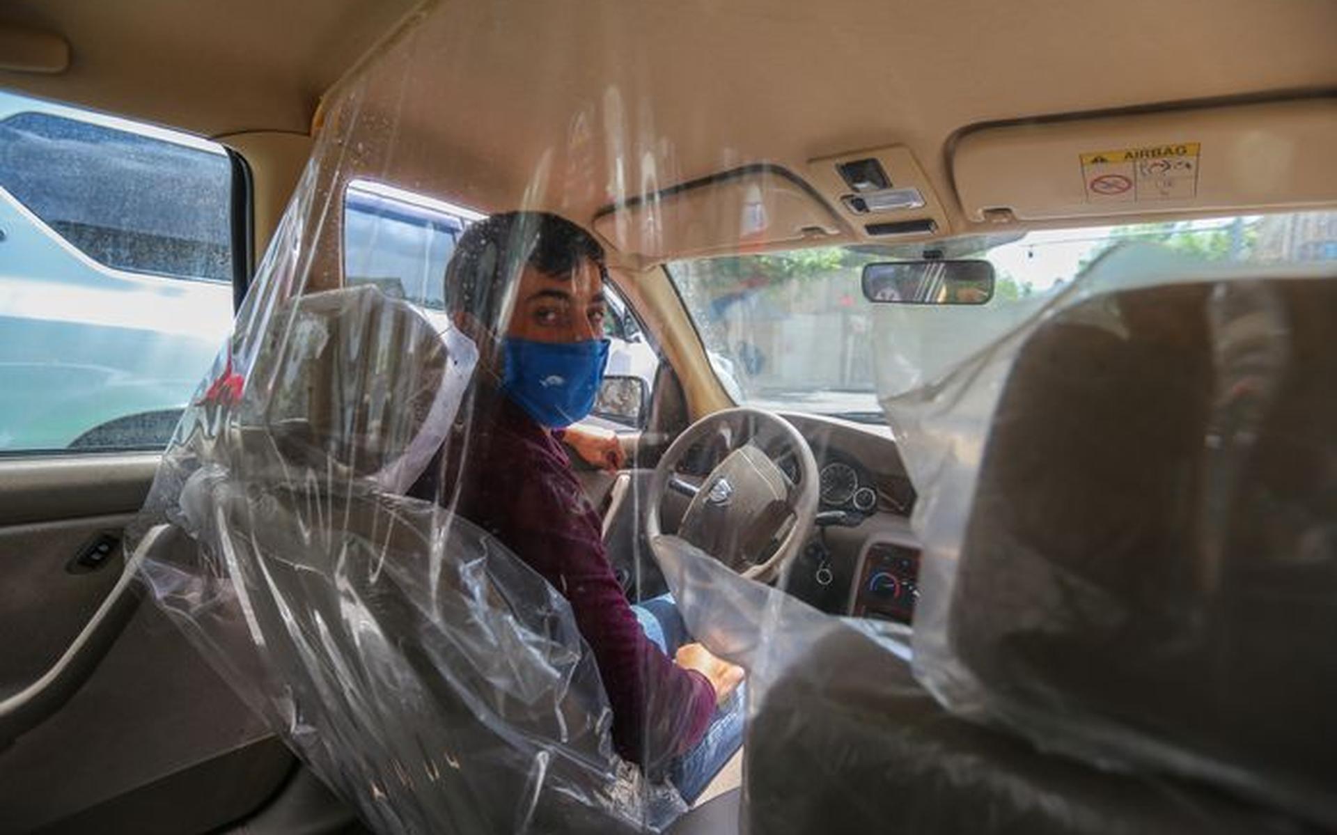 In hoeverre kunnen plastic schermen in auto's besmetting met het coronavirus voorkomen? Het ministerie van Infrastructuur en Waterstaat laat dit door de RDW onderzoeken.