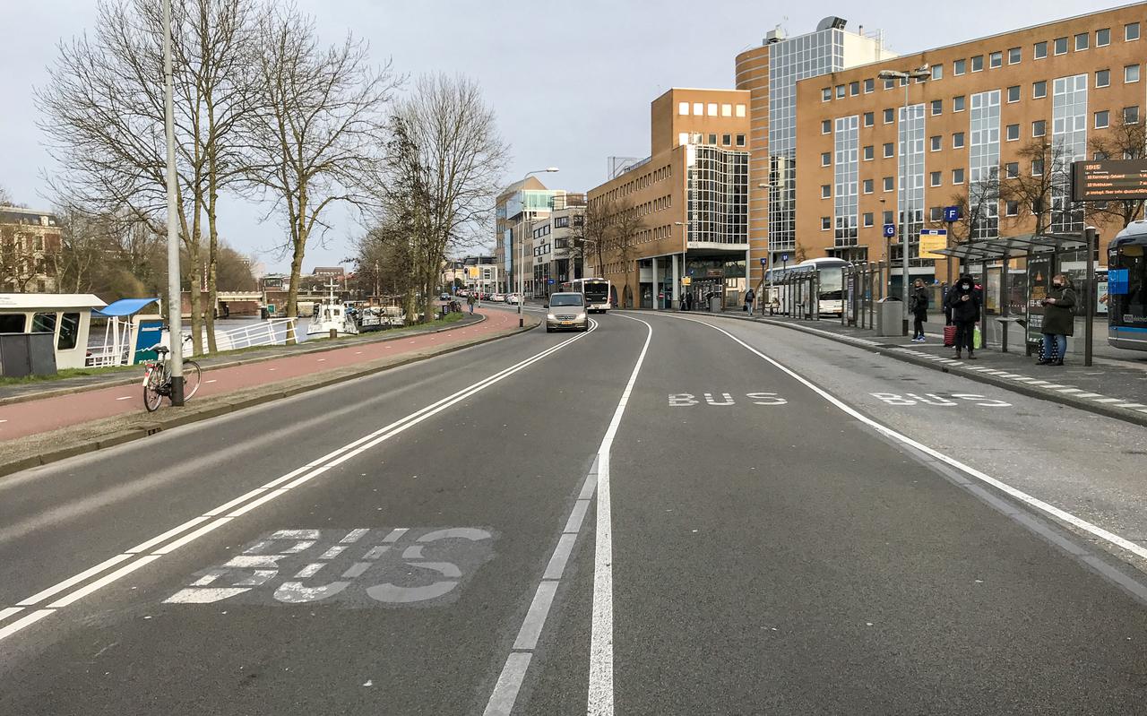 Op de Stationsweg snappen automobilisten niet goed waar ze moeten rijden. Rijdende bussen (rechts zijn haltes) verhuisden van de linker naar de middelste baan, maar de tekst bleef leesbaar.